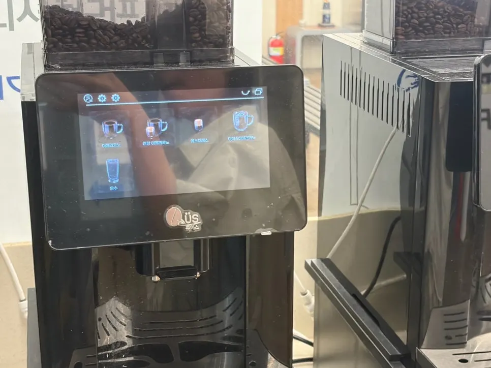 Coffee corner with instant coffee and a bean coffee machine