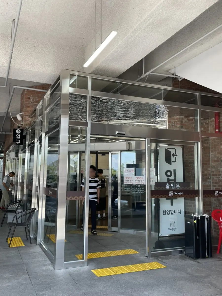 Sign directing to regular parking further up