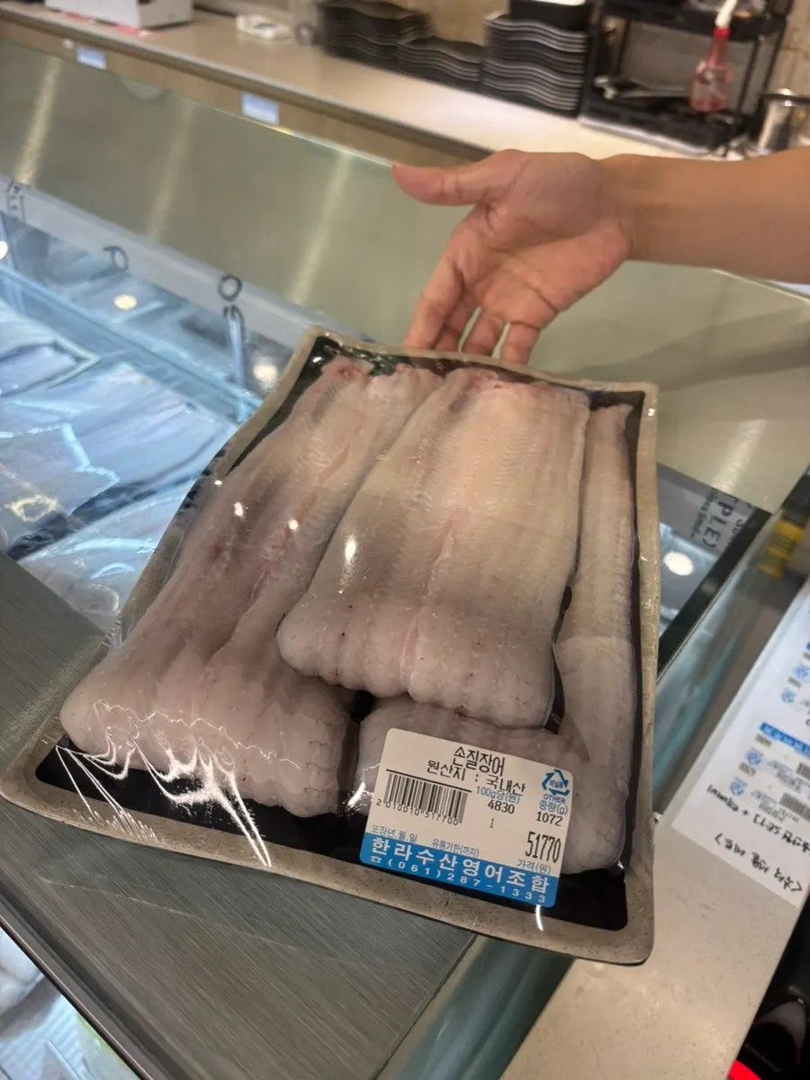 넓은 주차장과 매장