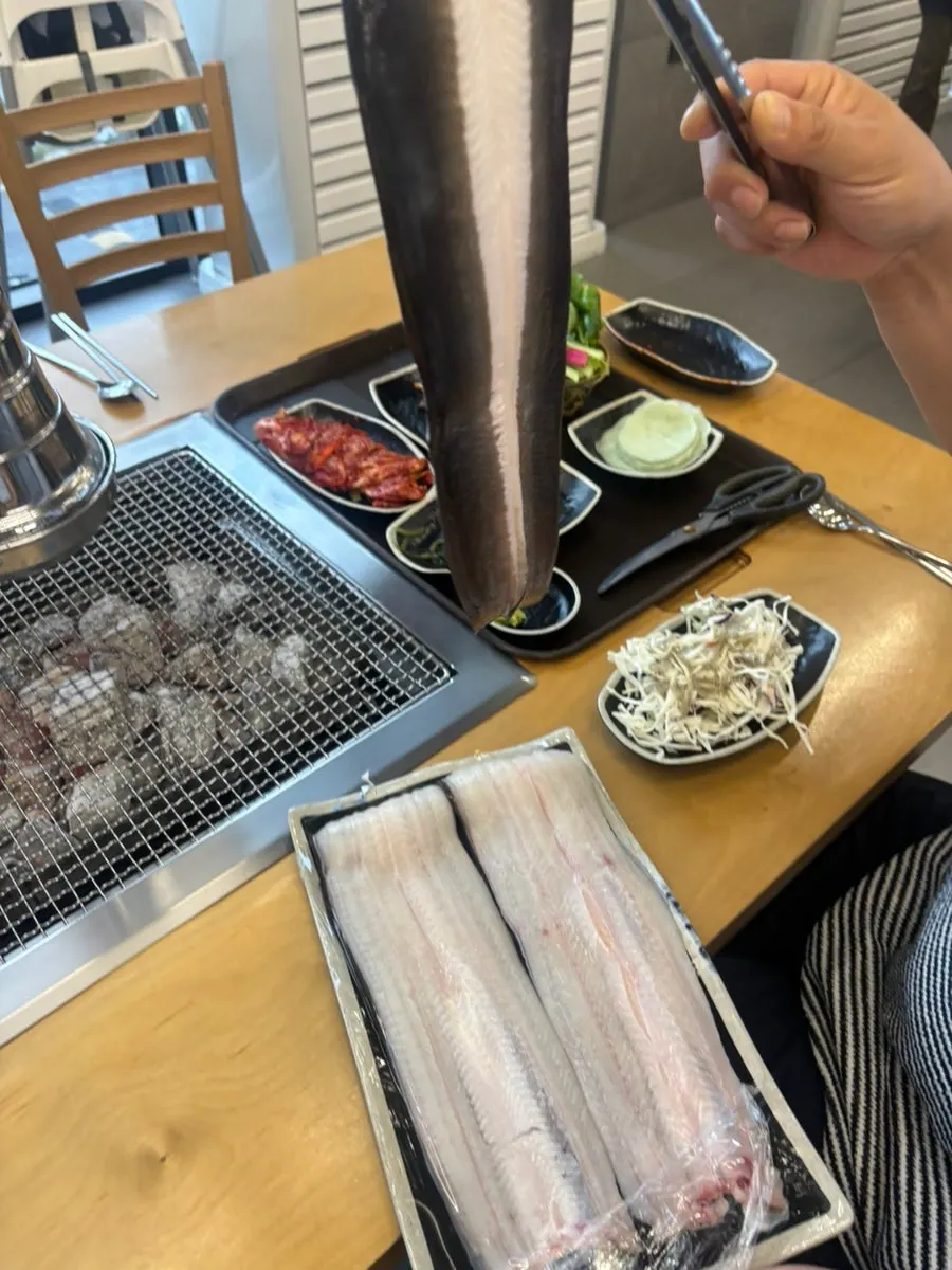 장어와 곁들임 반찬