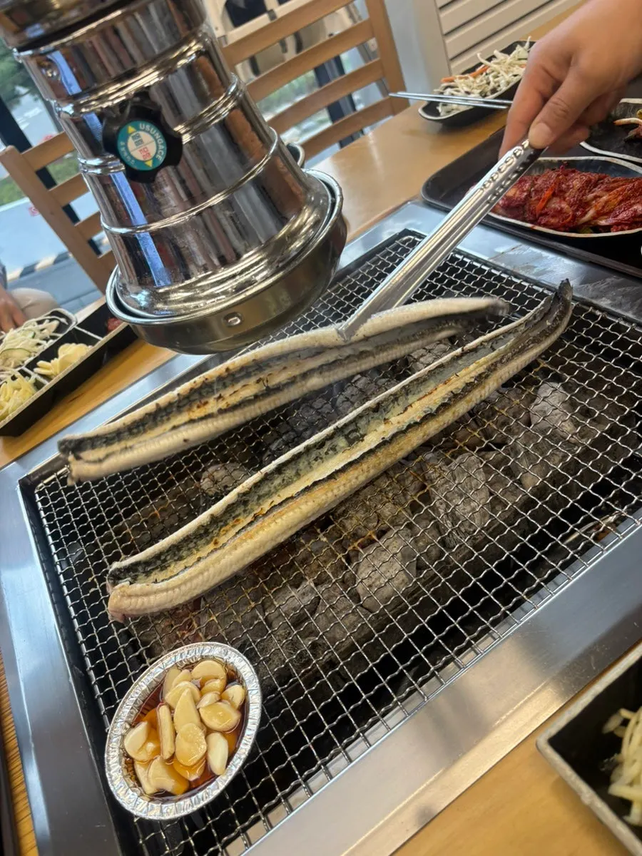숯불에 굽는 장어
