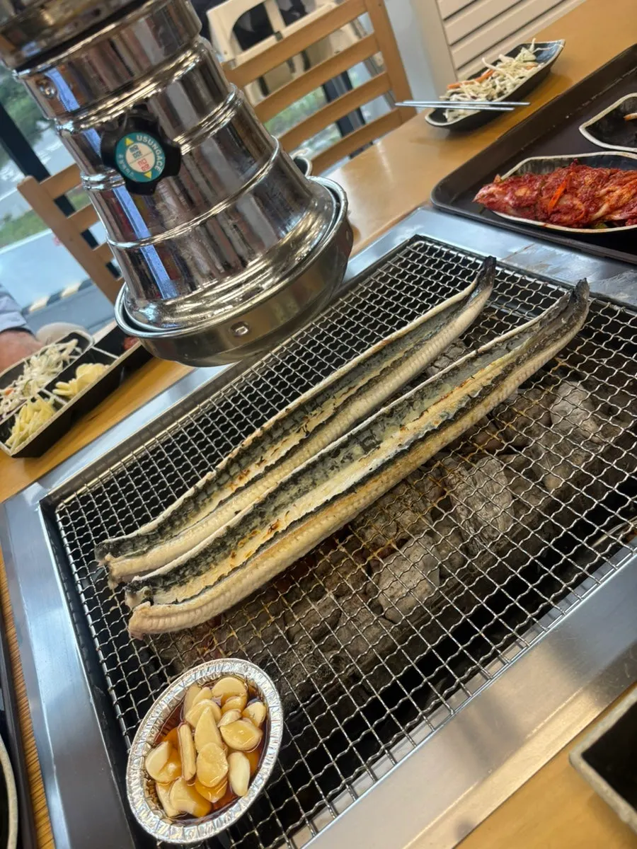 큰 불판의 장어구이