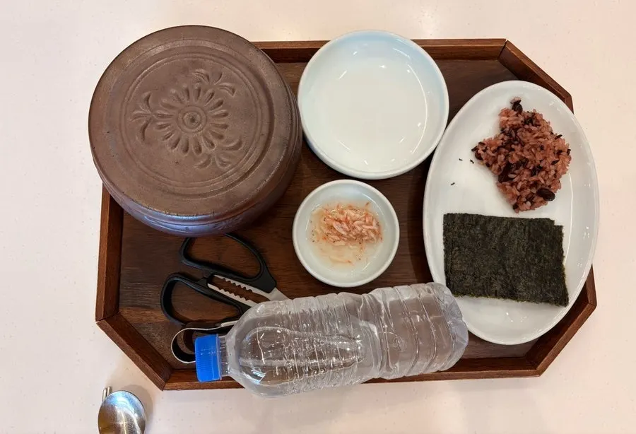 주문 직후 차려진 기본 반찬 상차림
