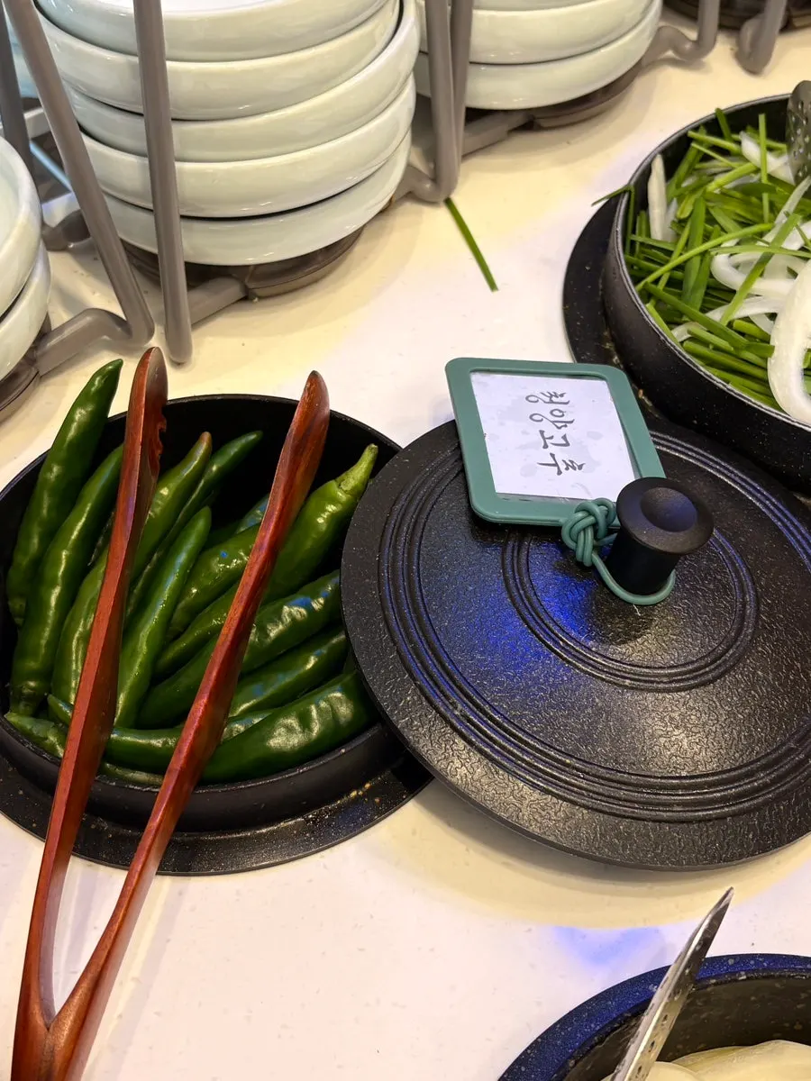셀프바에서 담아온 반찬
