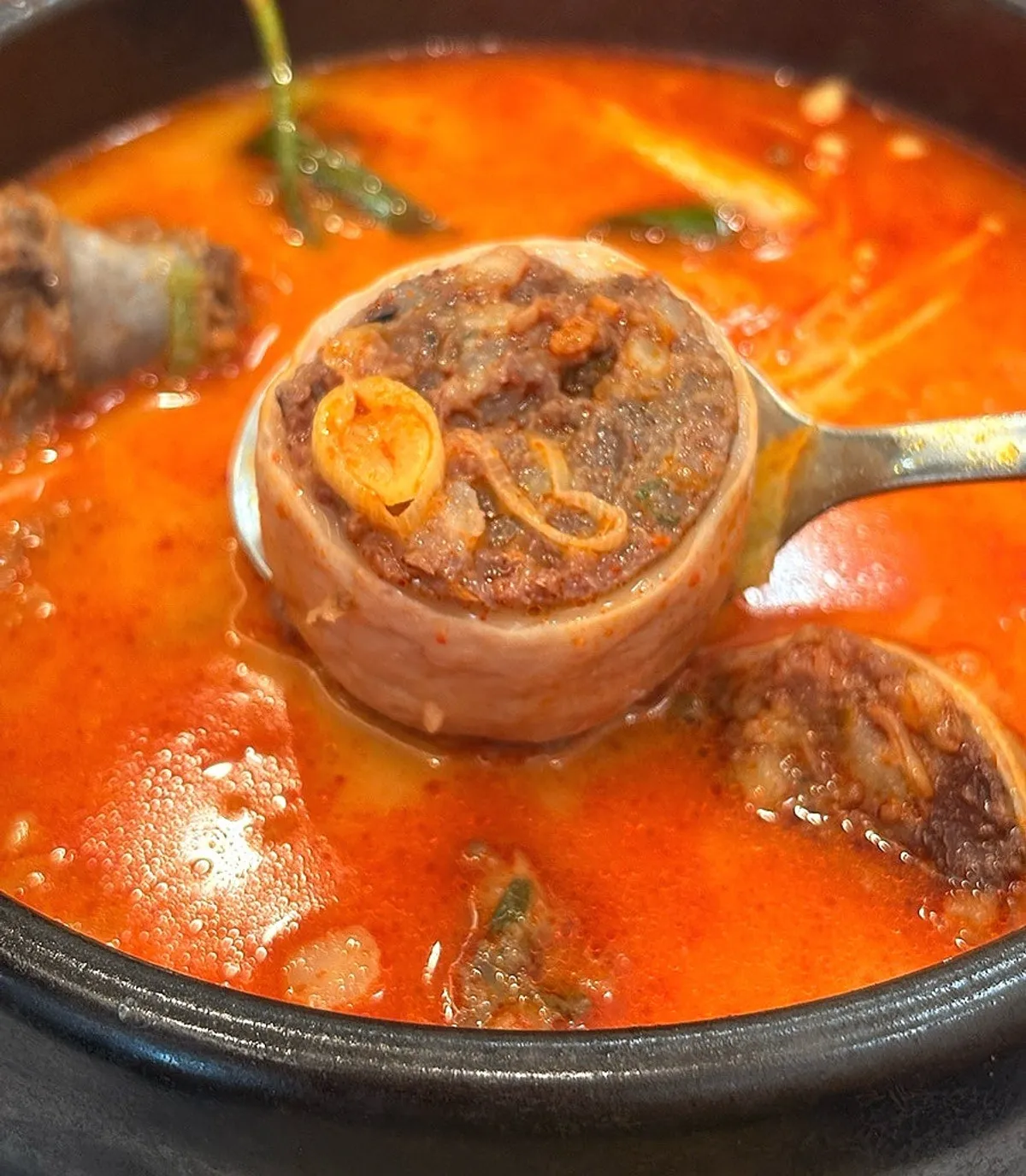 속이 꽉 찬 암뽕순대가 든 할맵암뽕국밥