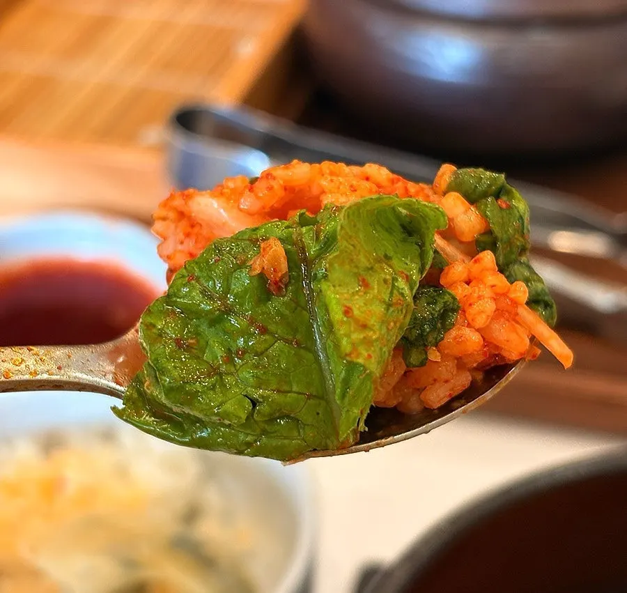 국밥과 함께 놓인 테이블 상차림