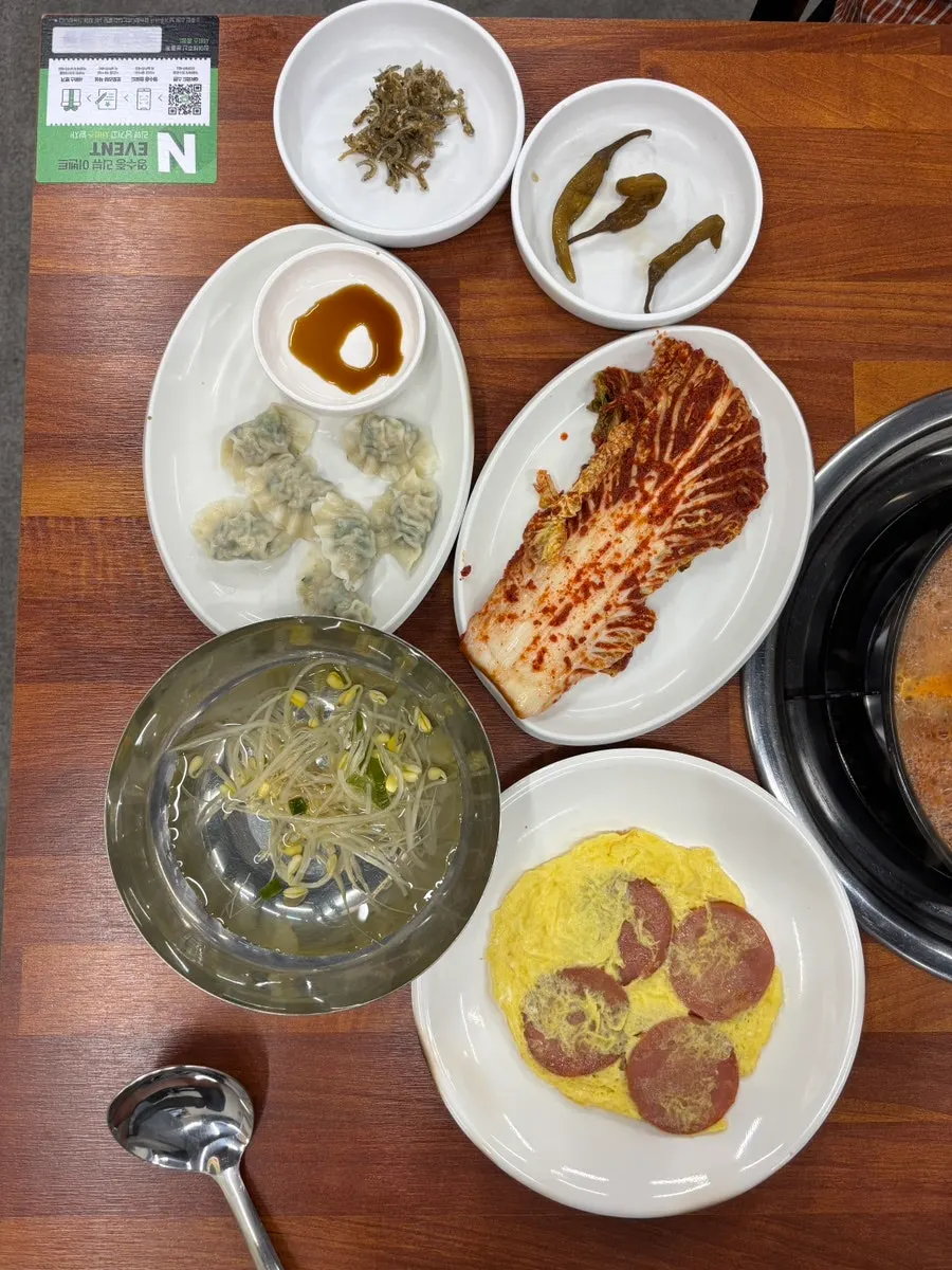 곱창과 야채가 담긴 전골 상차림