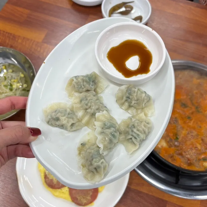 기본 반찬으로 나온 물만두