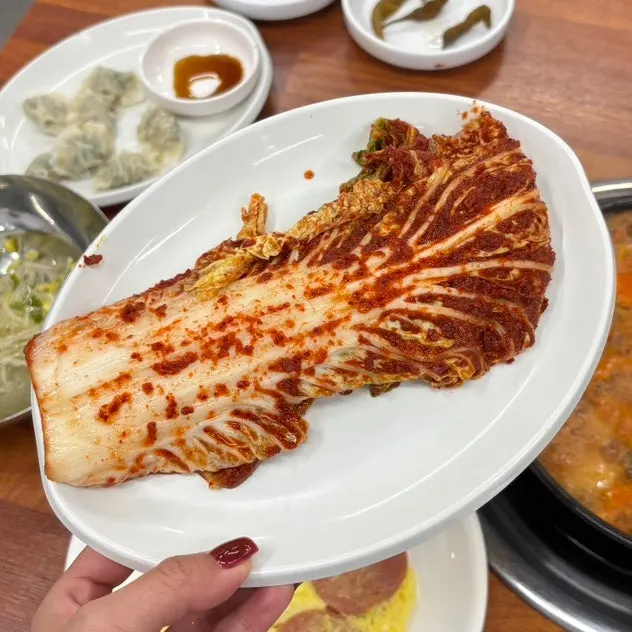 리필되는 김치 반찬