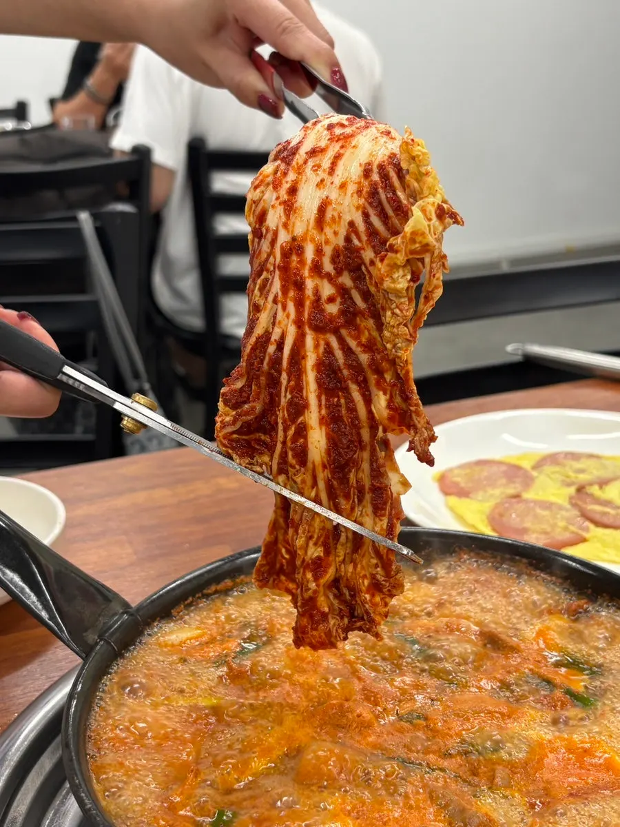 야채와 곱창을 가위로 자른 전골 냄비