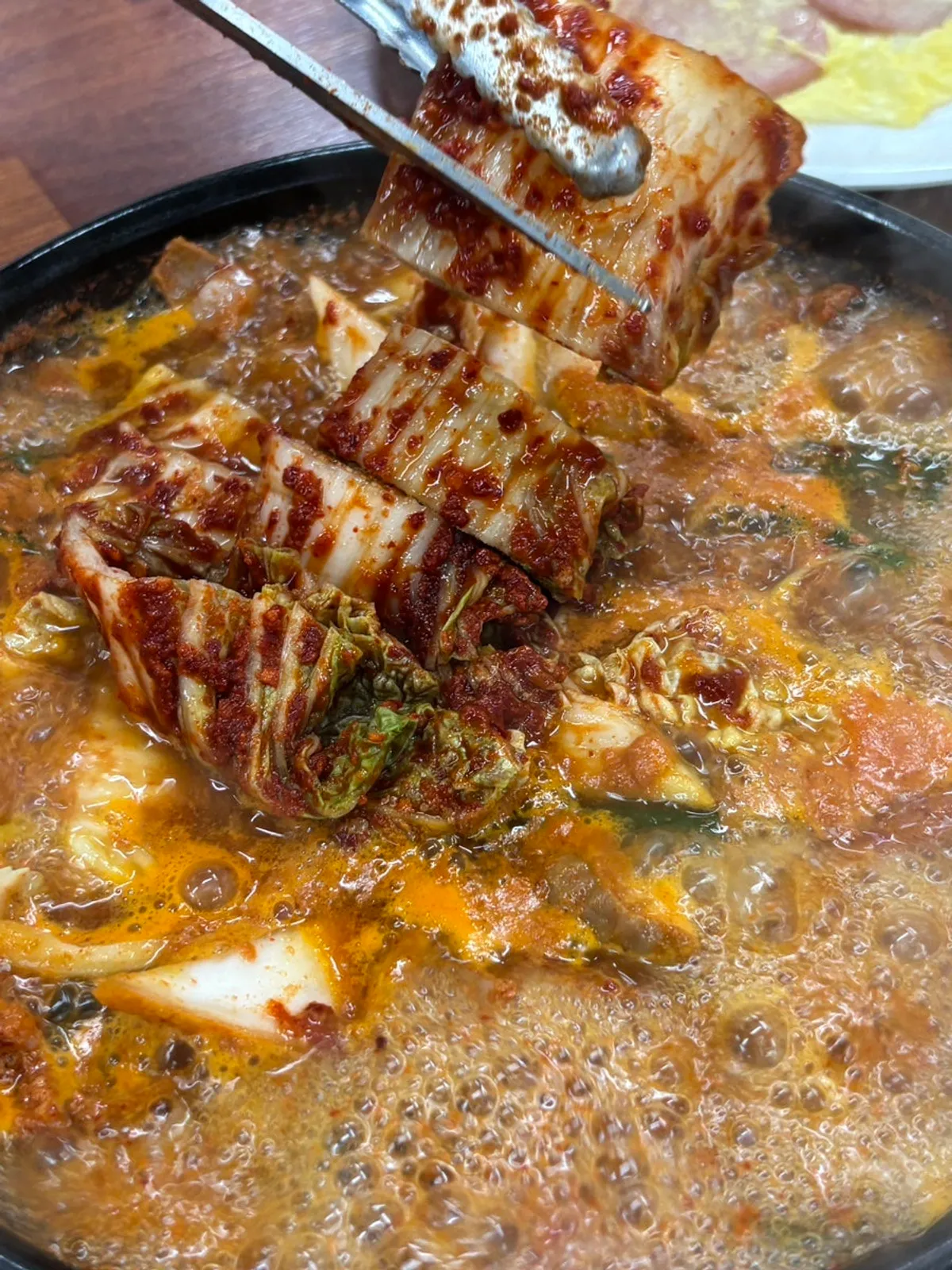 김치를 넣고 끓고 있는 곱창전골