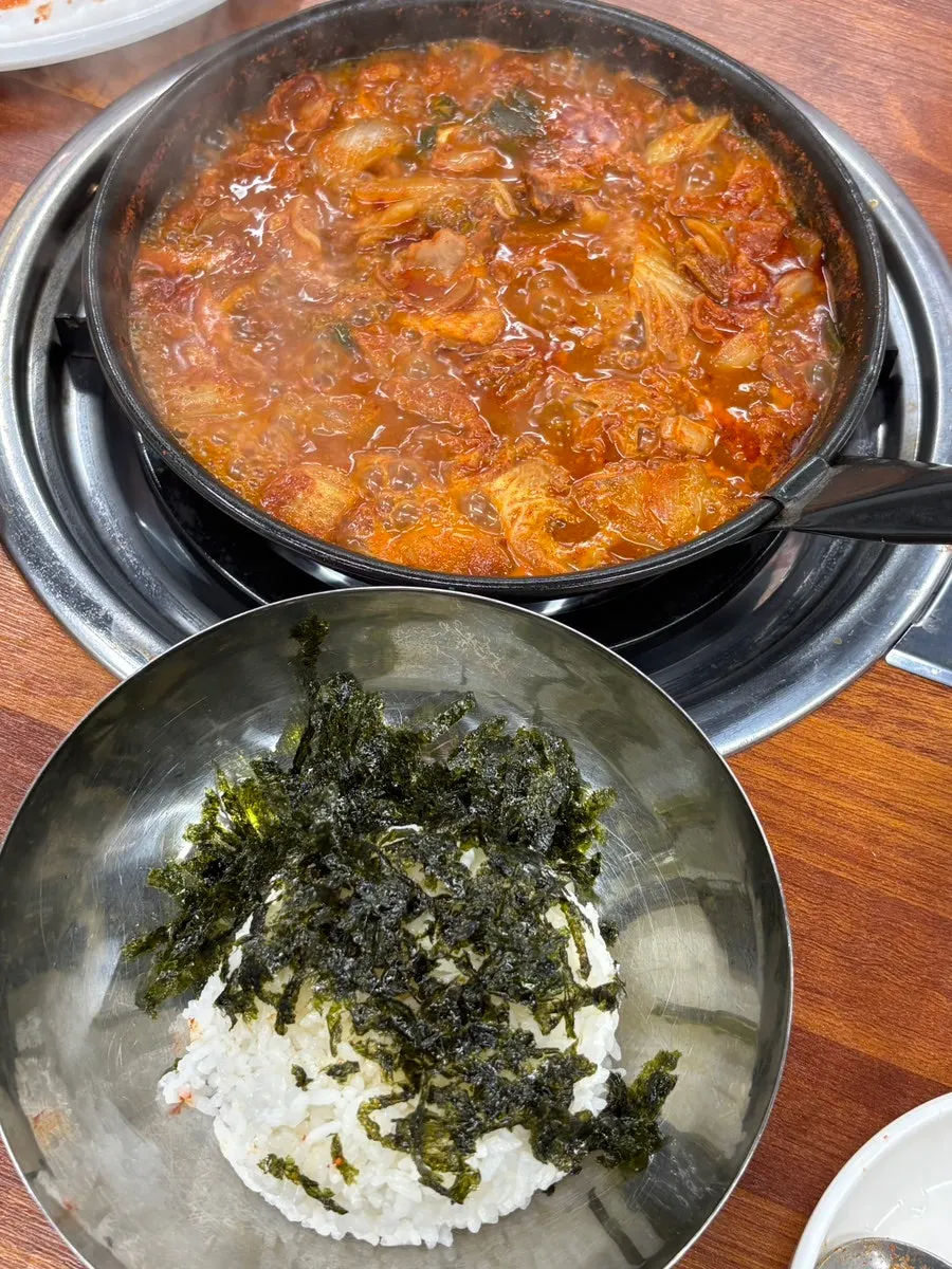 중간불로 줄여 끓인 곱창전골