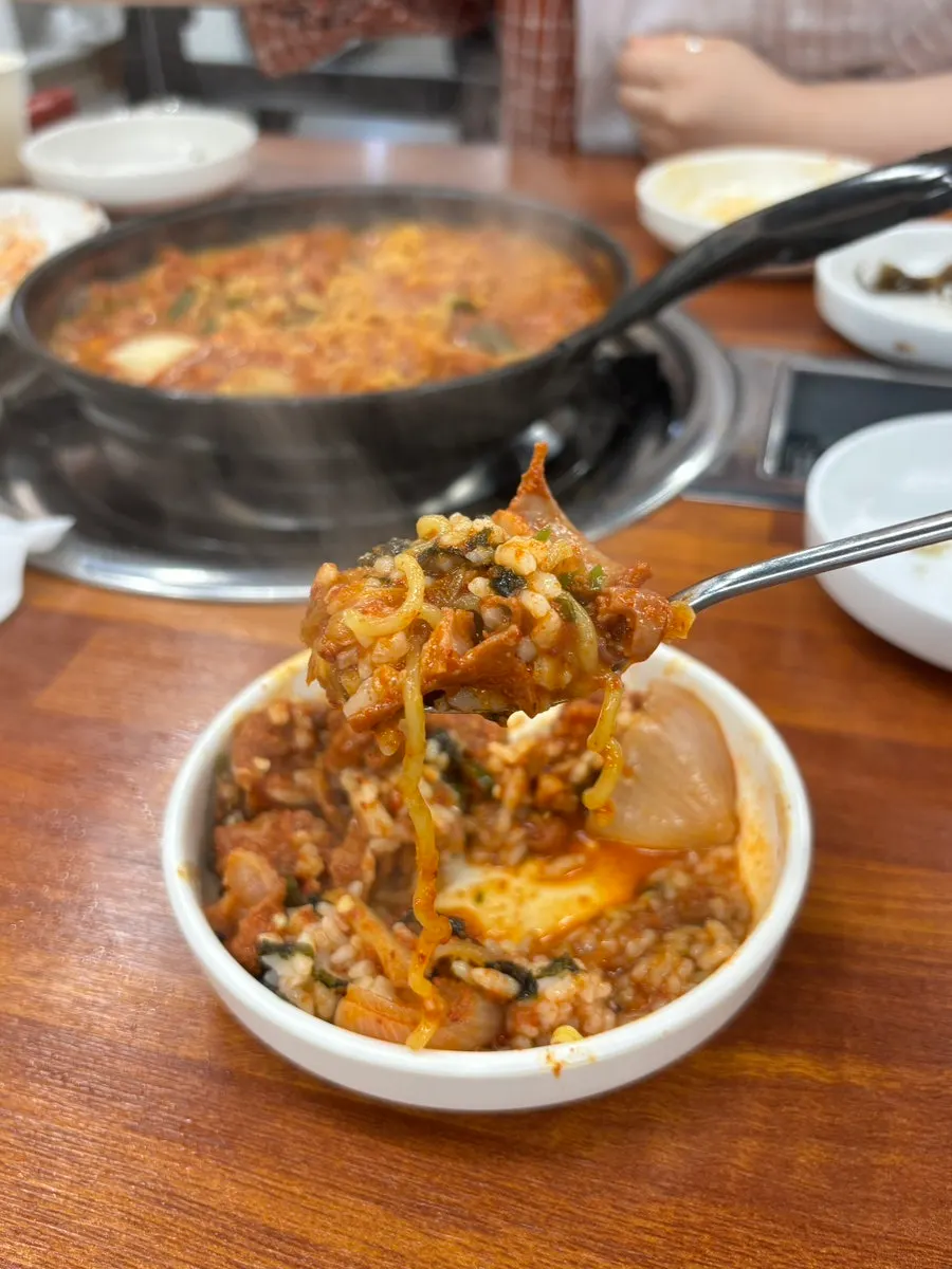 대접밥에 곱창과 국물을 비빈 한 그릇