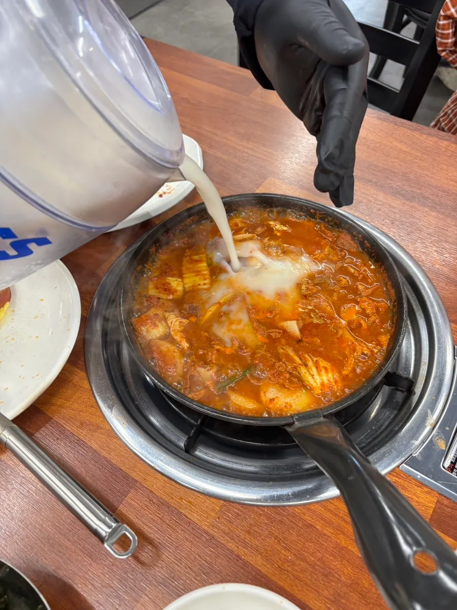 칼칼한 국물의 곱창전골 클로즈업