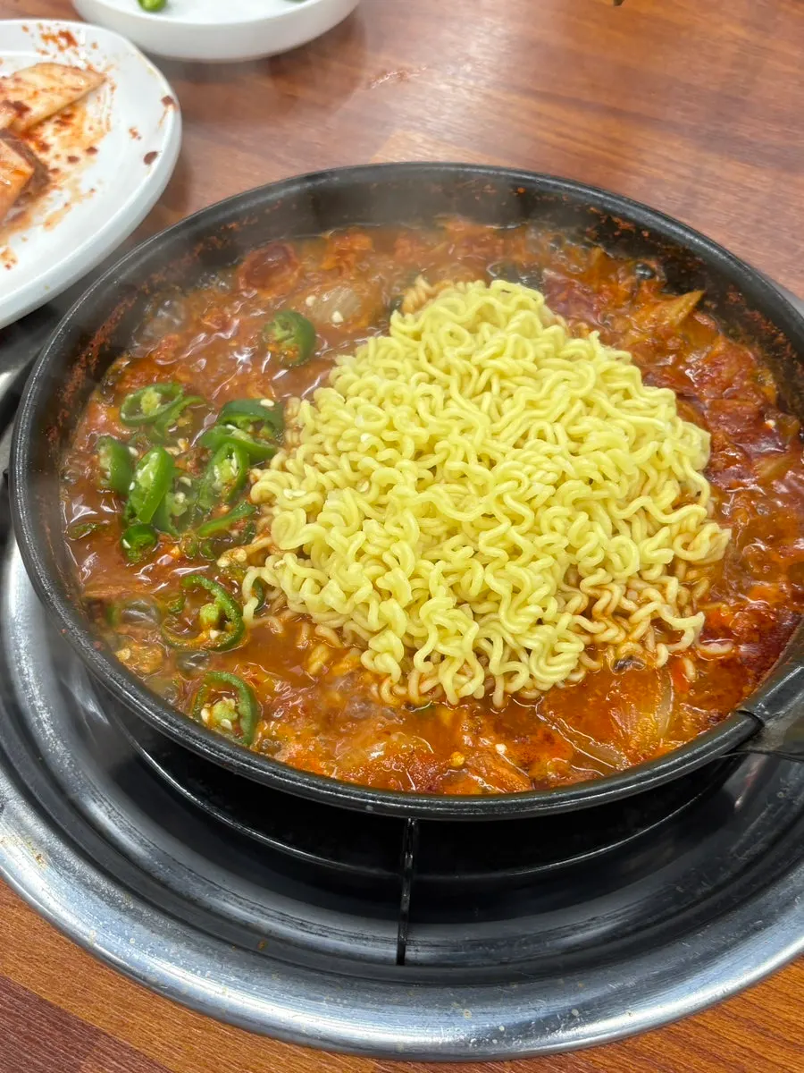 곱창전골 한 국자 뜬 모습
