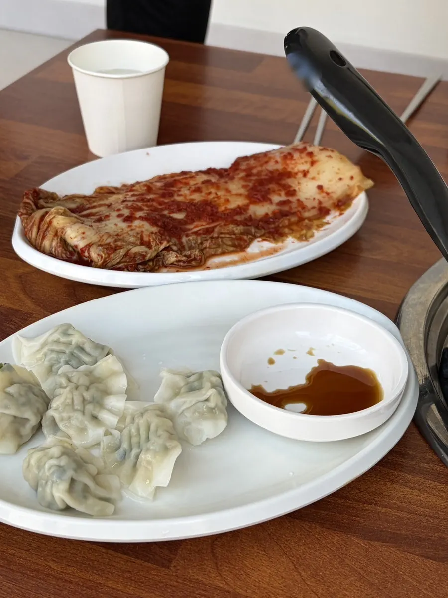 기본 반찬이 담긴 접시들
