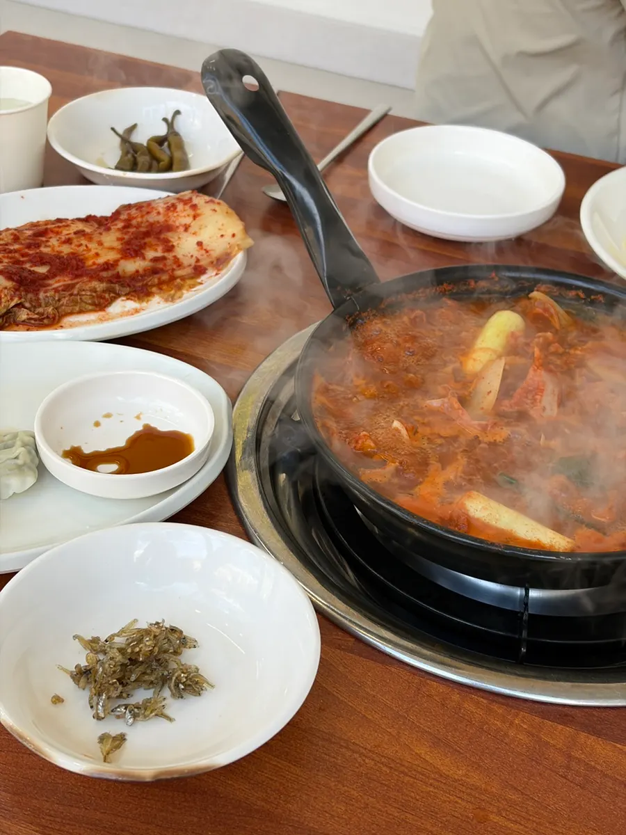 끓이기 전 생돼지 곱창전골 냄비