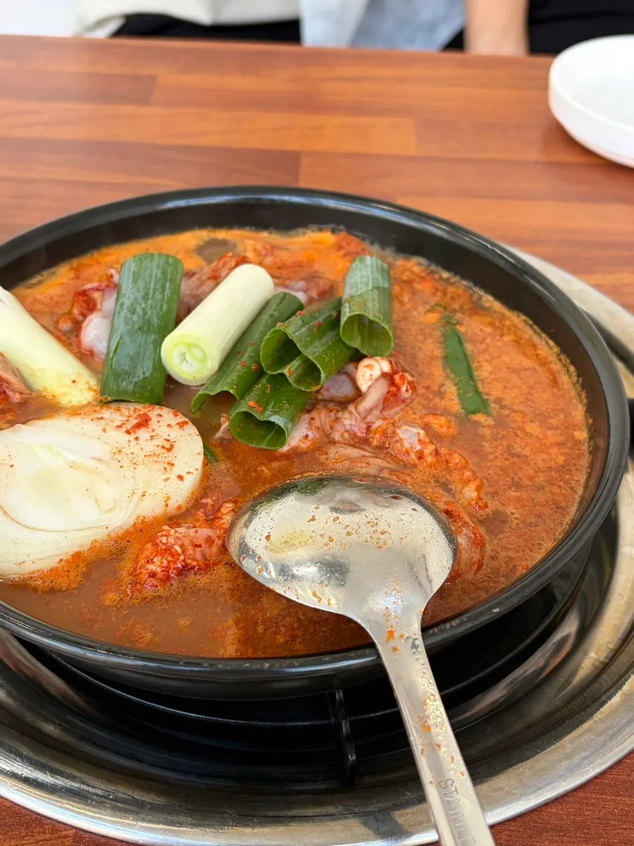 불에 올려 끓고 있는 곱창전골
