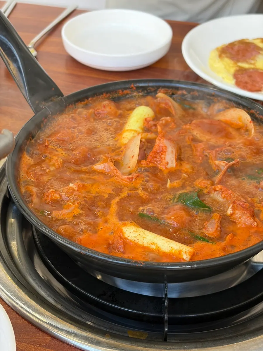 보글보글 끓는 곱창전골 국물