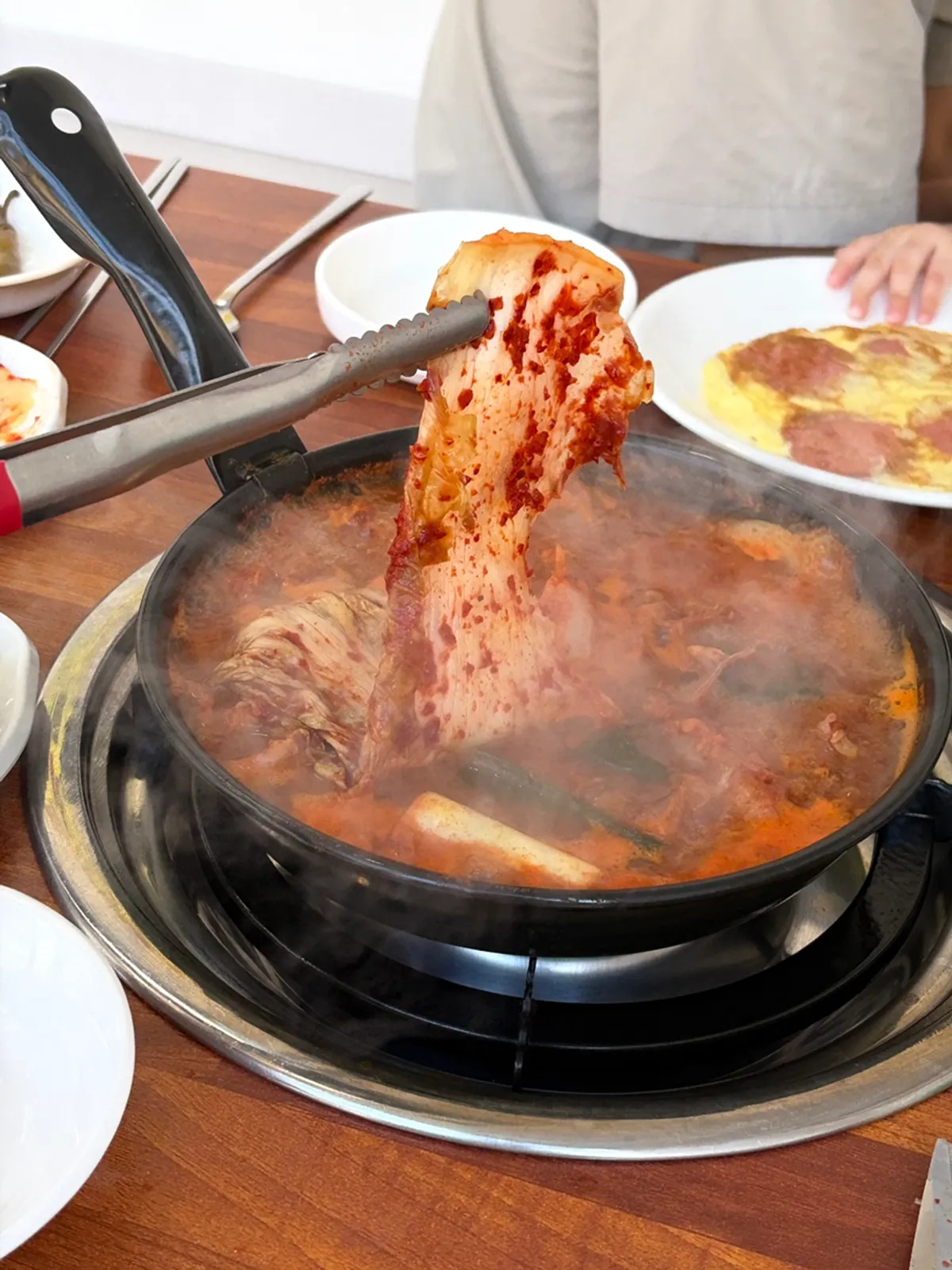 곱창과 재료가 어우러진 전골 냄비
