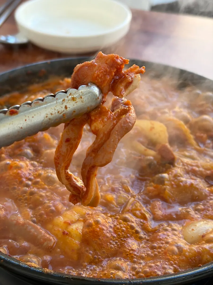 김치를 넣고 한 번 더 끓인 곱창전골