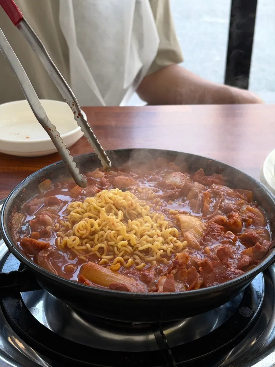 집어 올린 쫄깃한 곱창