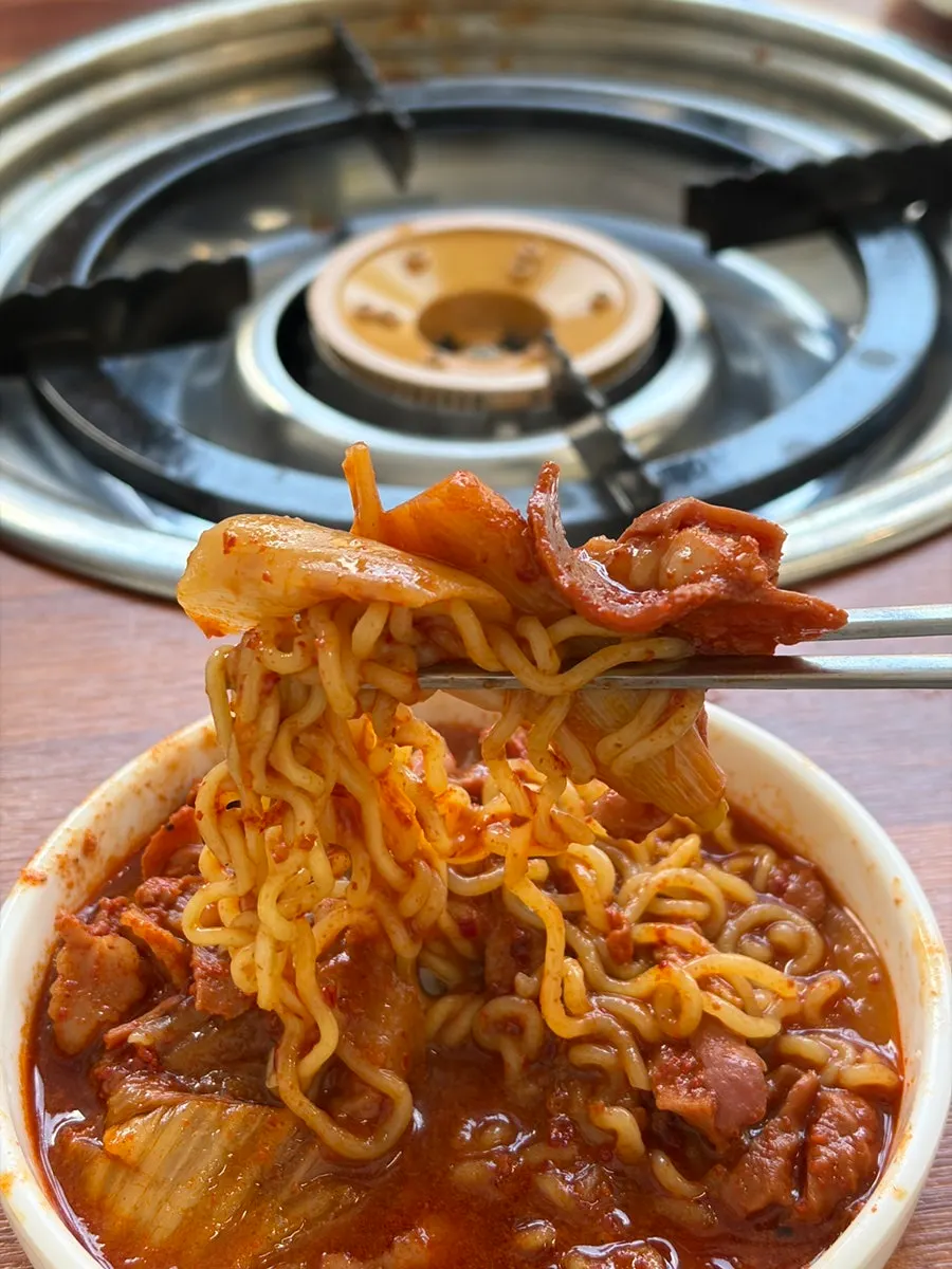 거의 비워진 곱창전골 냄비