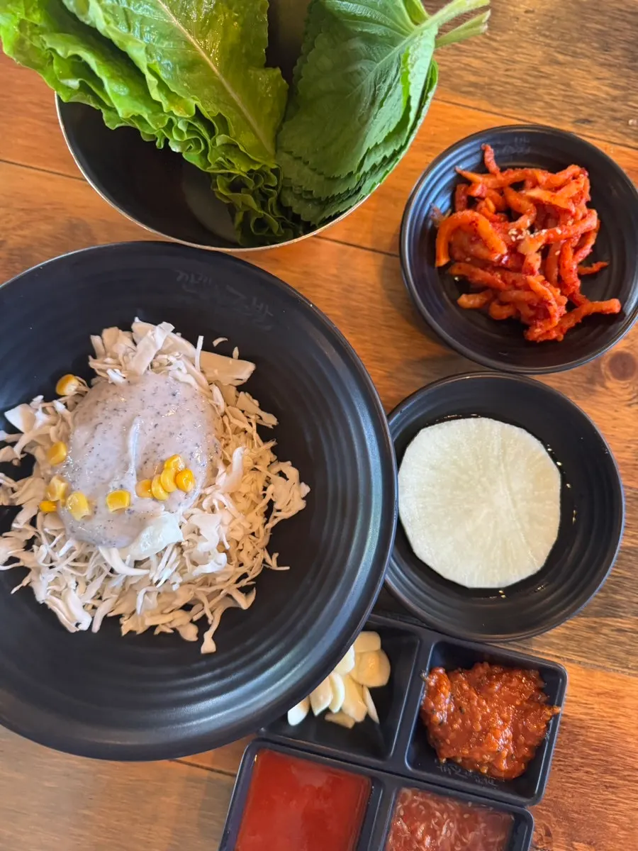 깐깐한족발 용봉점 기본 쌈채소와 새우젓