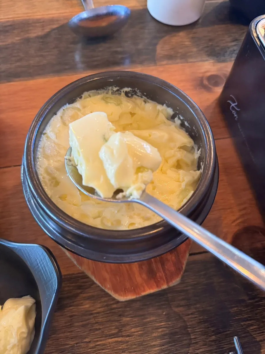 쌈채소와 곁들임이 놓인 테이블
