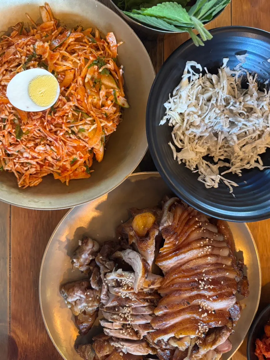 족발과 막국수, 오뎅탕이 함께 놓인 상