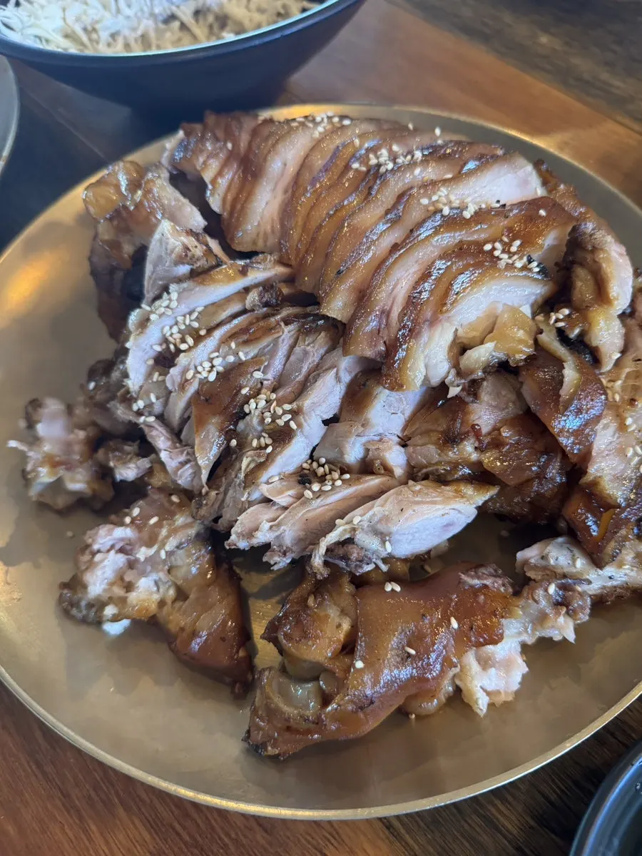윤기 도는 참숯구이족발 클로즈업