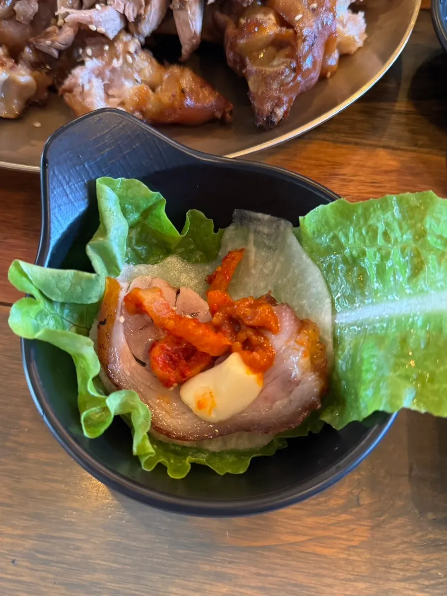 먹기 좋게 잘린 참숯구이족발 한 접시