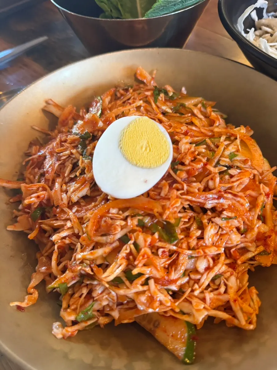 상추에 족발과 마늘을 올린 쌈