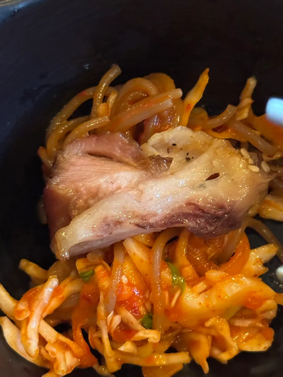 비벼놓은 막국수 한 그릇