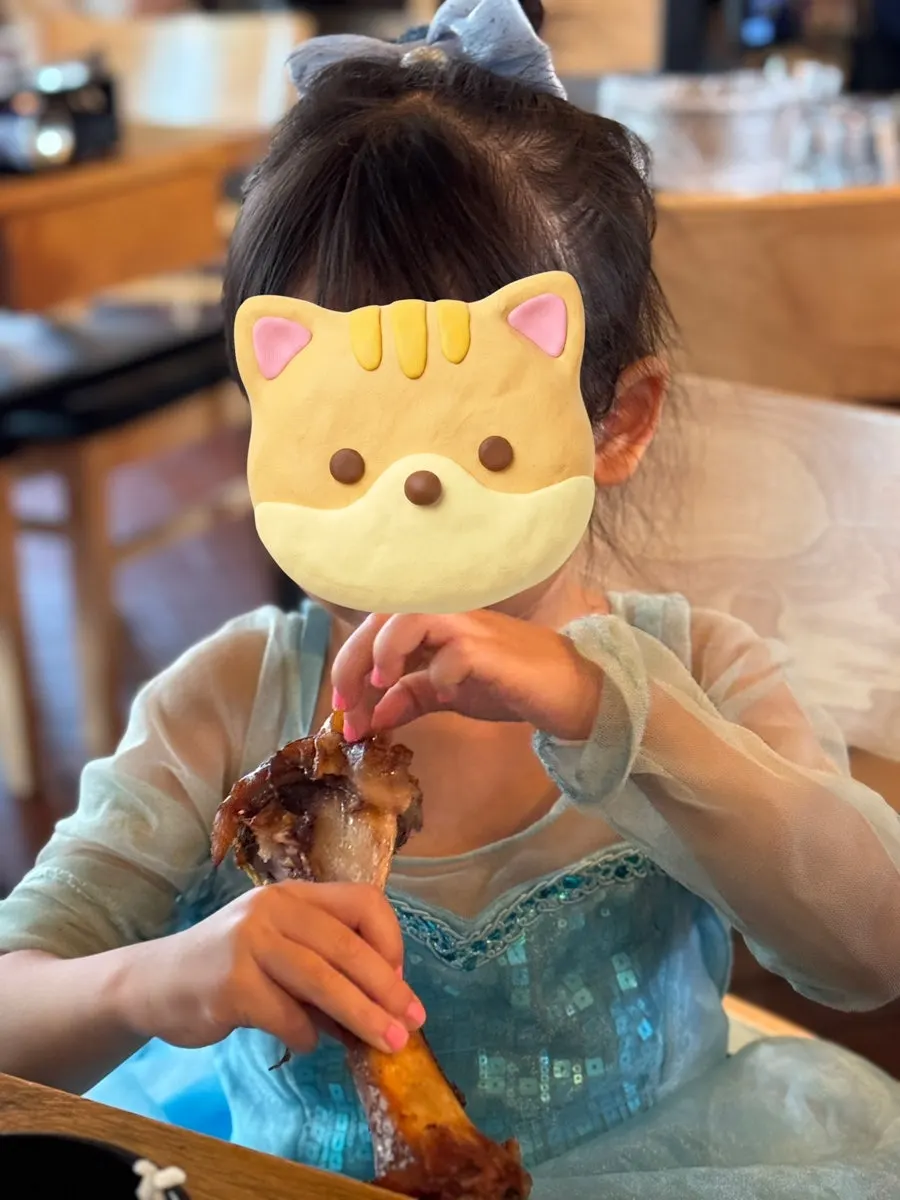 족발을 먹는 아이와 어묵탕