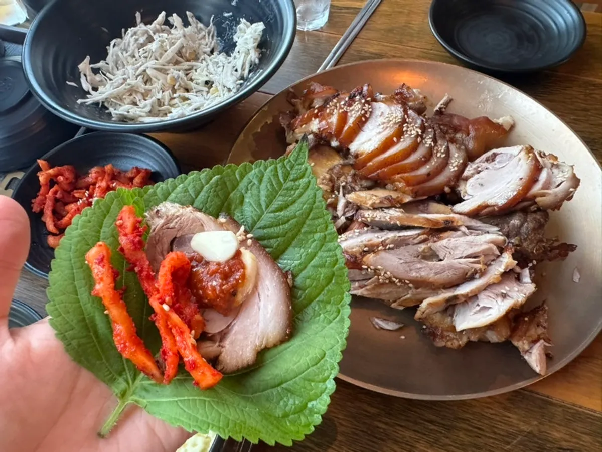 새우젓에 찍은 참숯구이족발