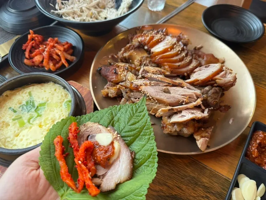 양념을 곁들인 족발 한 점