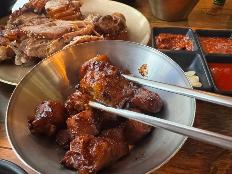 완성된 족발 쌈 한 입