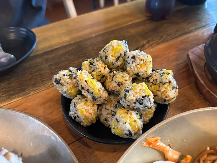 Table with makguksu and jokbal together