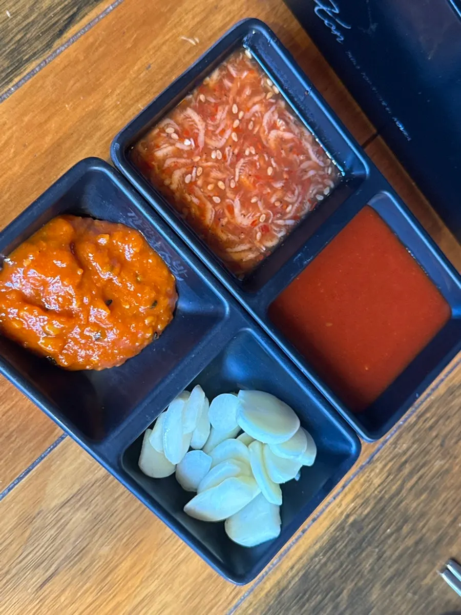 Basic side dishes served with the jokbal