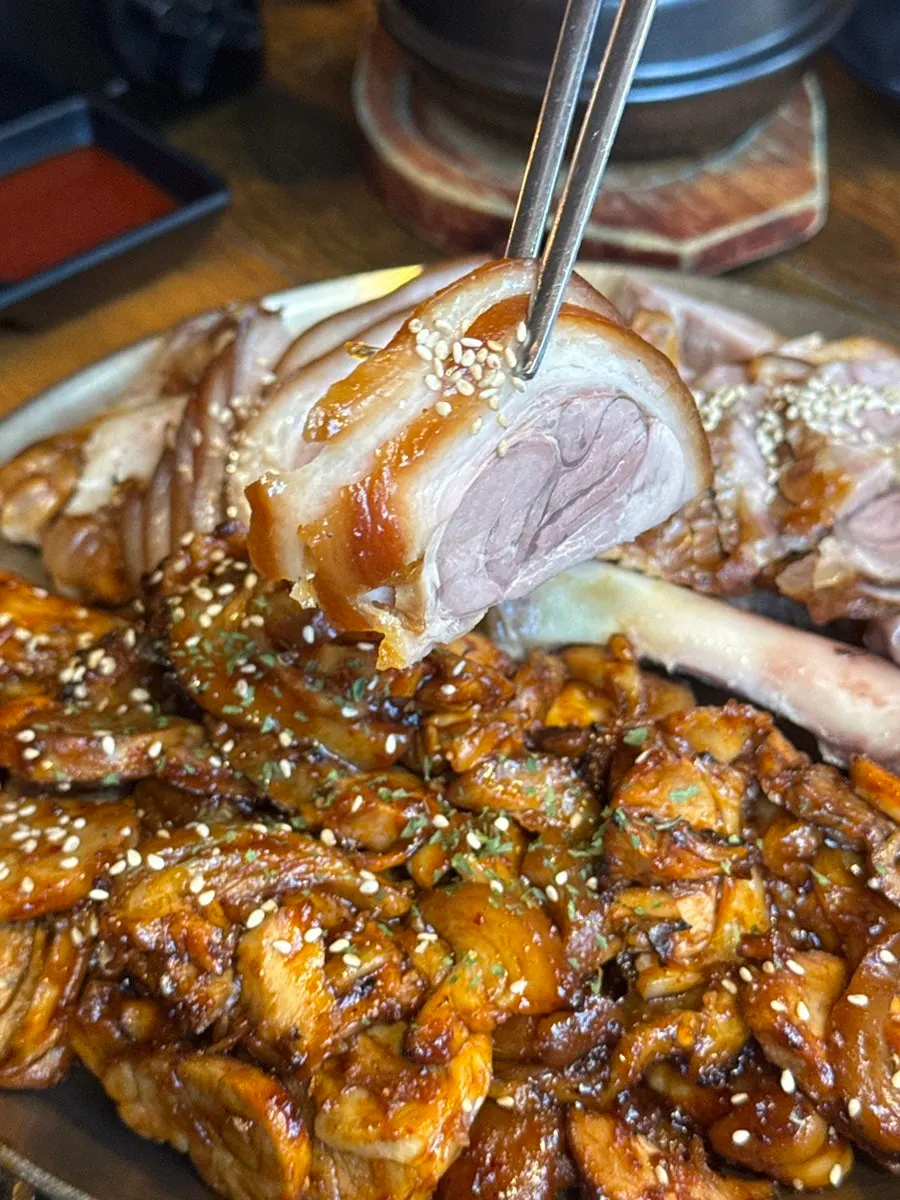 One plate of old-style royal jokbal and charcoal-grilled spicy jokbal half-and-half
