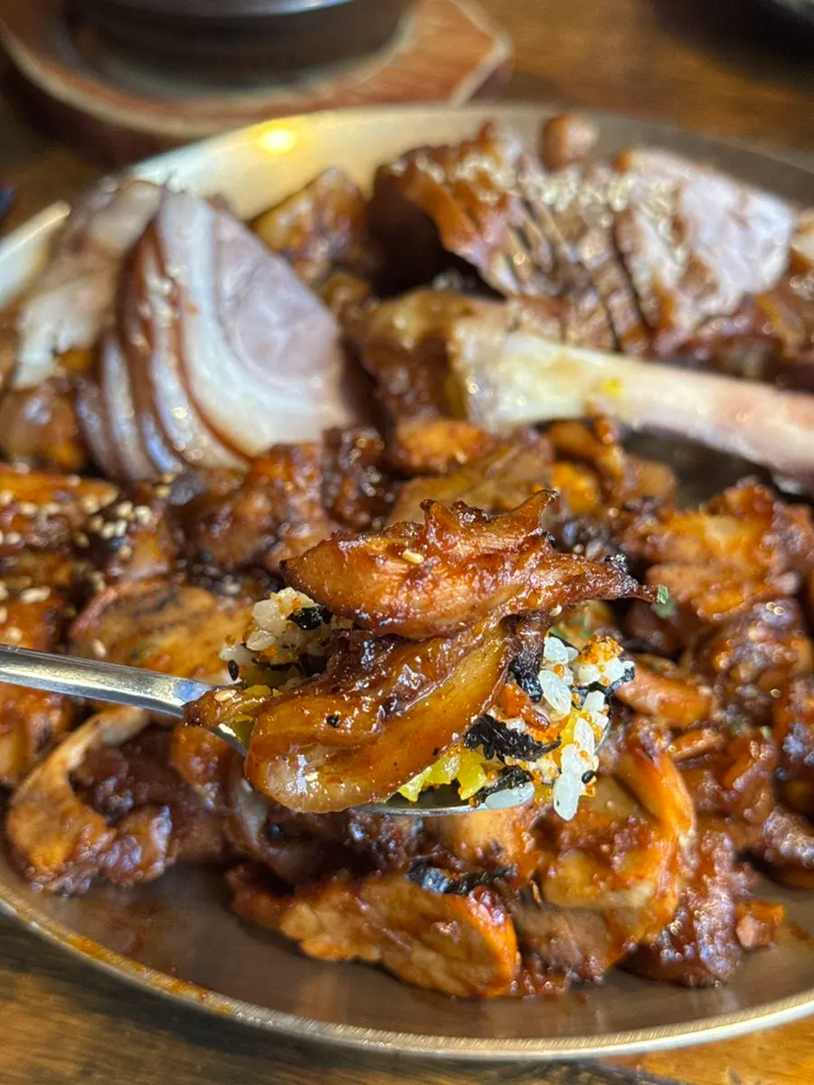 Plate combining the rice ball with charcoal-grilled spicy jokbal