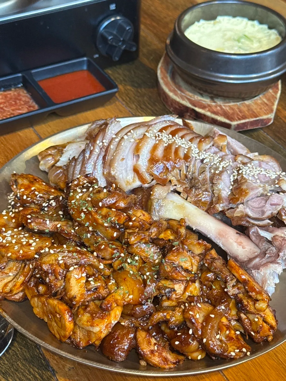 Signature photo of the half-and-half jokbal at Kkankkanhan Jokbal Yongbong Branch