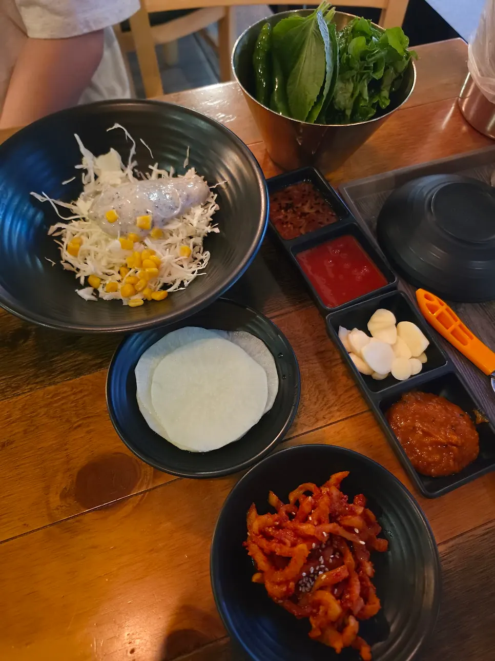 A full spread of standard side dishes at Kkankkanhan Jokbal Yongbong Branch