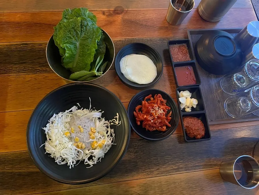 쌈채소와 쌈무 등 기본 반찬 세팅