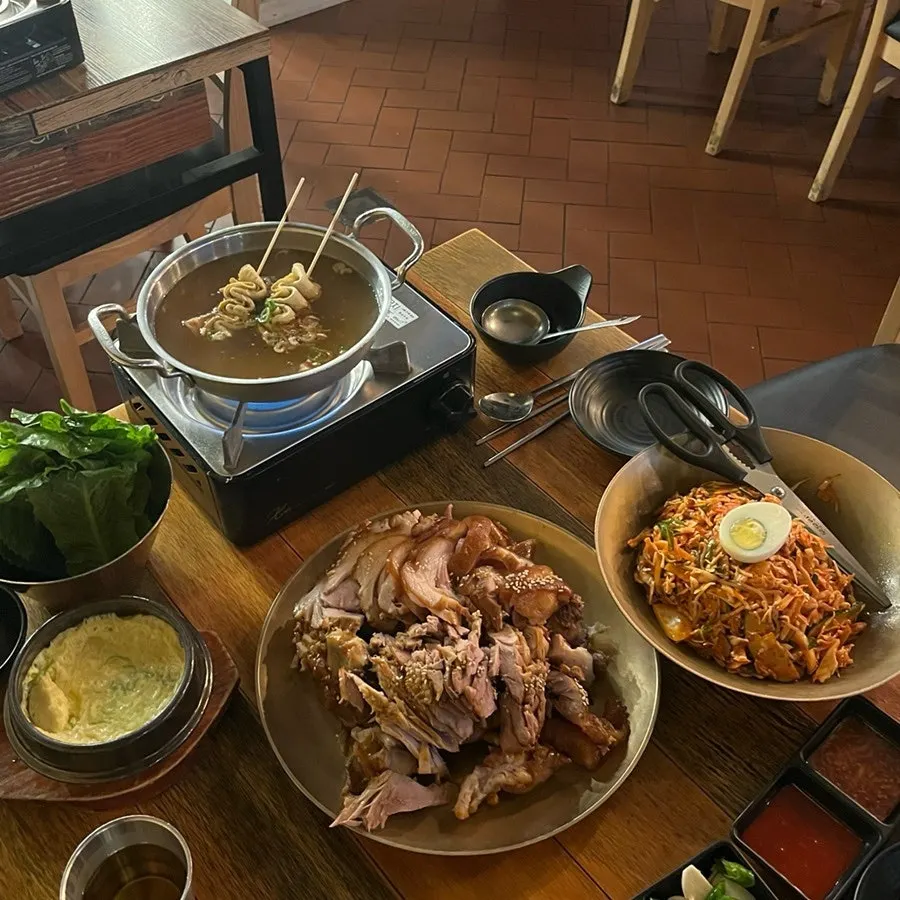 옛날식왕족발과 막국수가 함께 놓인 테이블