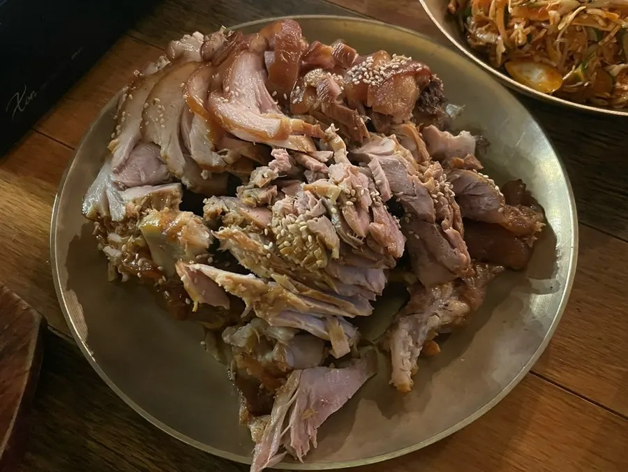 정갈하게 플레이팅된 옛날식왕족발 접시