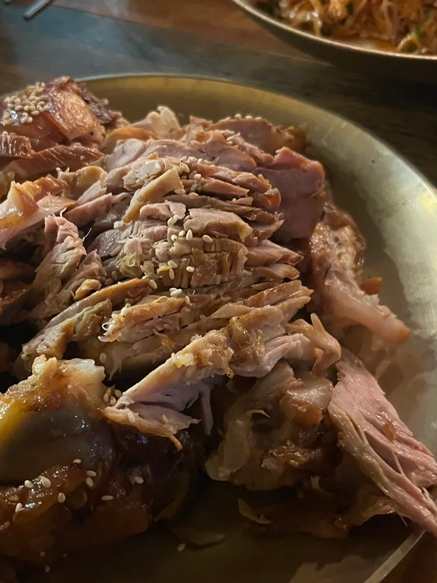 잘 삶아진 옛날식왕족발 단면