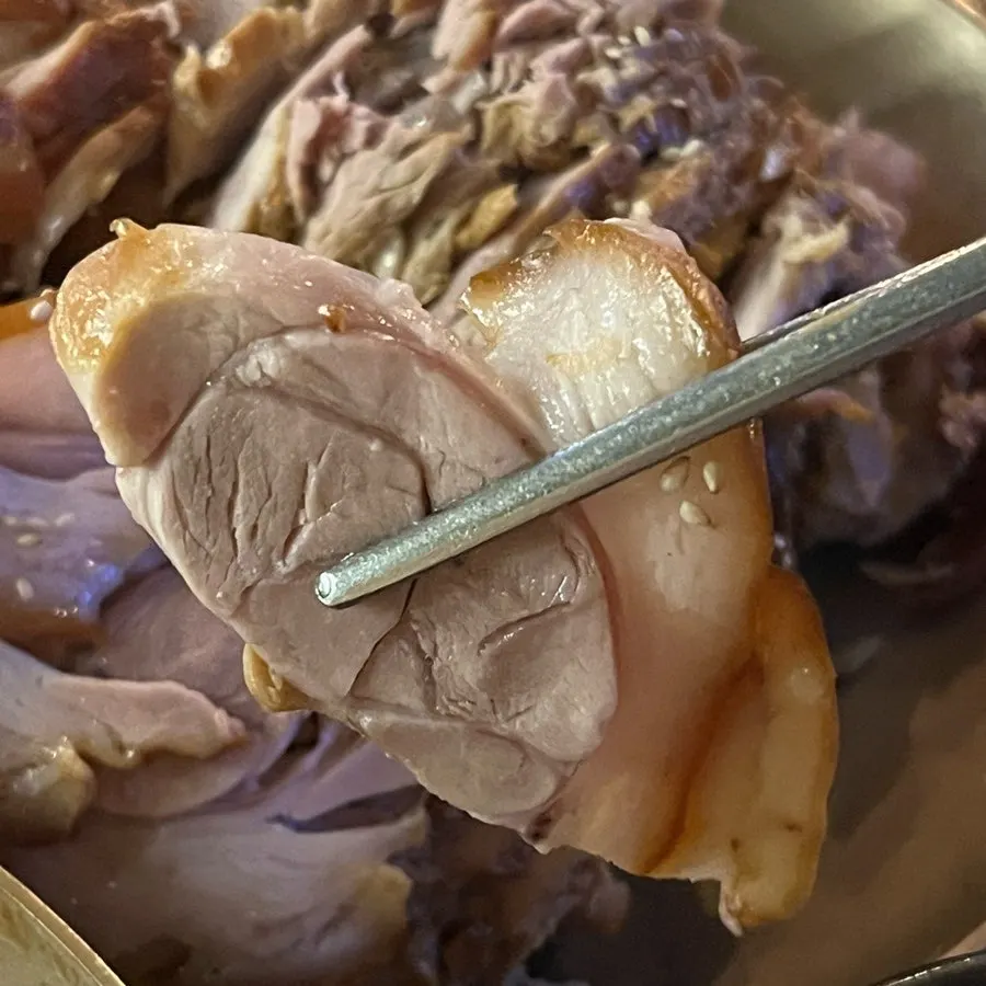 쌈채소에 올린 족발과 편마늘
