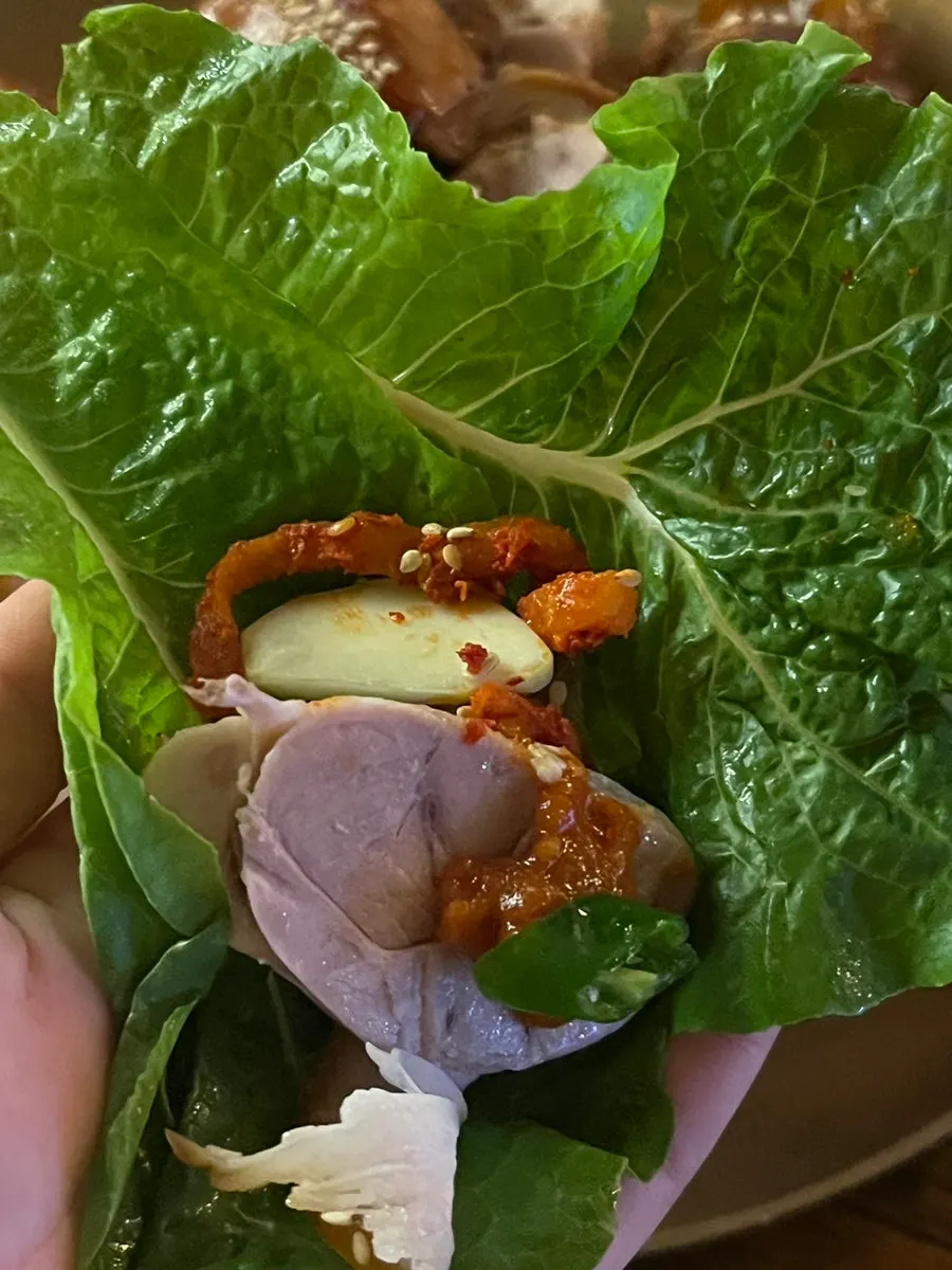 쌈장과 함께 쌈을 싼 족발